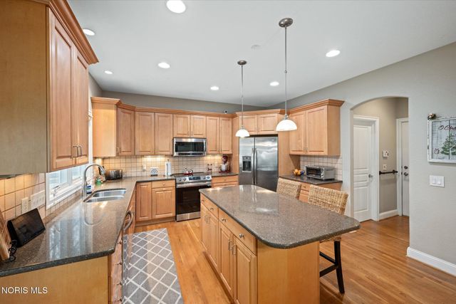 2417 Waterford Village Drive, Sylvania, OH 43560