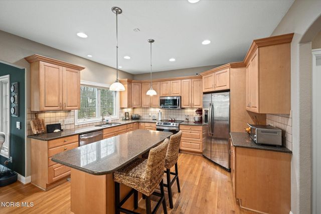 2417 Waterford Village Drive, Sylvania, OH 43560