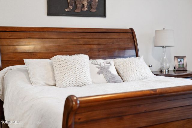 2417 Waterford Village Drive, Sylvania, OH 43560