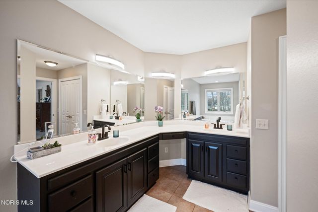 2417 Waterford Village Drive, Sylvania, OH 43560