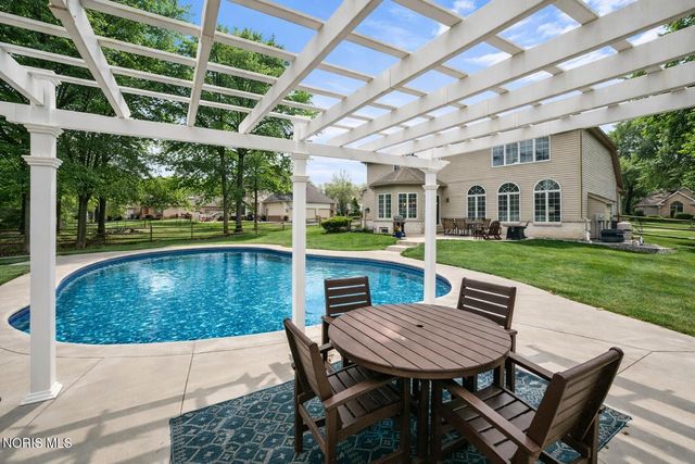 2417 Waterford Village Drive, Sylvania, OH 43560