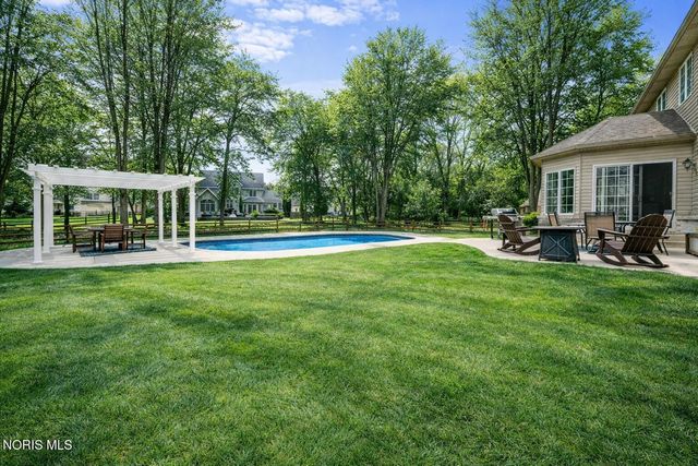 2417 Waterford Village Drive, Sylvania, OH 43560