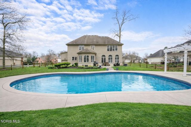 2417 Waterford Village Drive, Sylvania, OH 43560