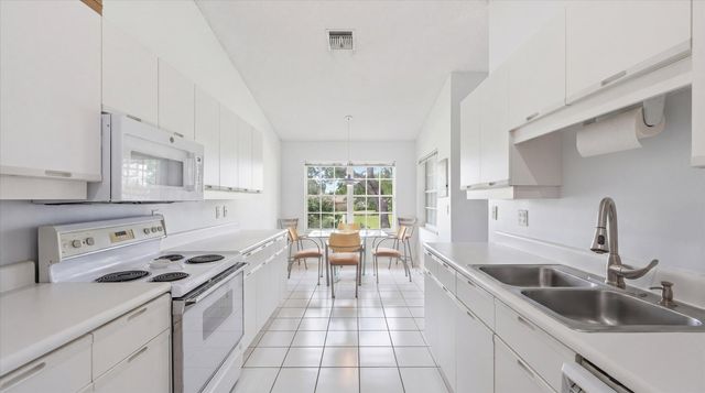 10112 Andover Coach Circle B2, Lake Worth, FL 33449