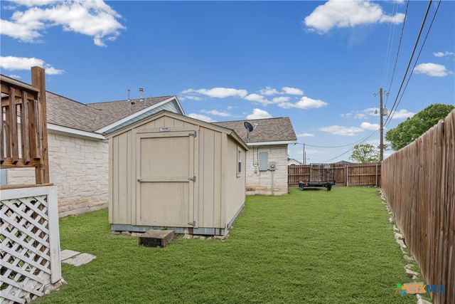 1701 Meadow Lane, Lockhart, TX 78644