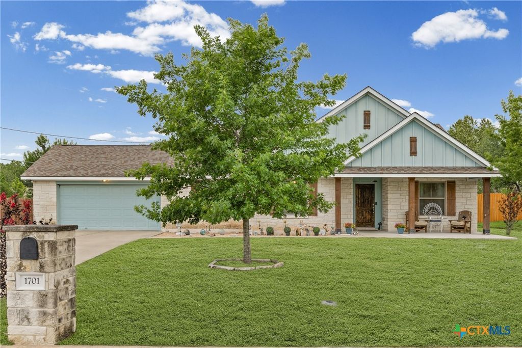 1701 Meadow Lane, Lockhart, TX 78644