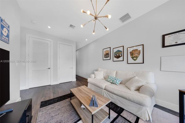1025 NE 18th Ave 104, Fort Lauderdale, FL 33304