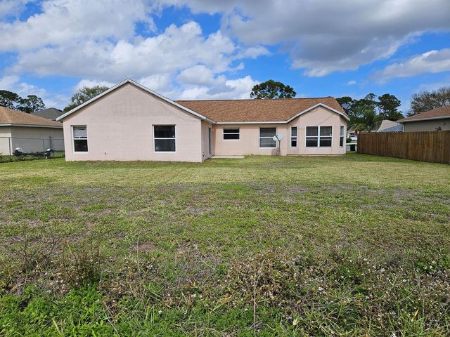 570 Ontario Street NW, Palm Bay, FL 32907