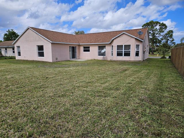 570 Ontario Street NW, Palm Bay, FL 32907