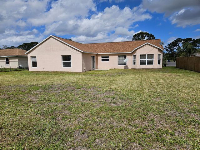 570 Ontario Street NW, Palm Bay, FL 32907