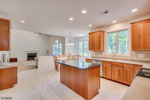 21 Courtside Ln, South Brunswick Twp., NJ 08540