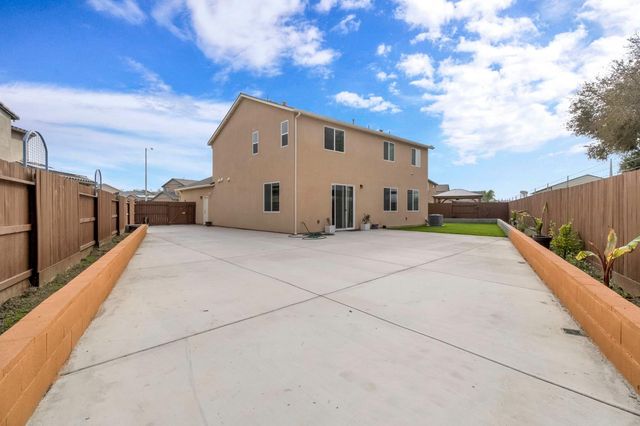 2481 N Pearwood Avenue, Fresno, CA 93727