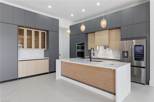 1936 SW 8th PL, Cape Coral, FL 33991