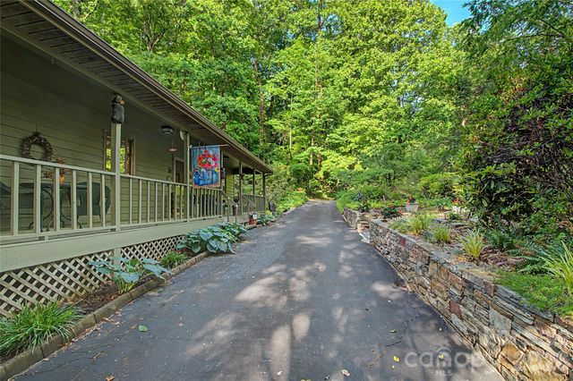 383 Ravenwood Lane, Horse Shoe, NC 28742