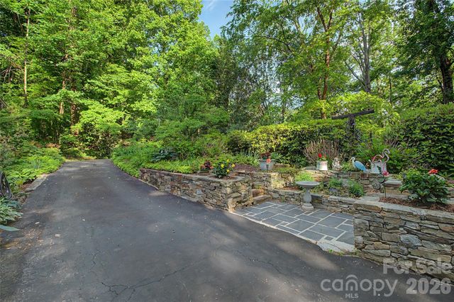 383 Ravenwood Lane, Horse Shoe, NC 28742
