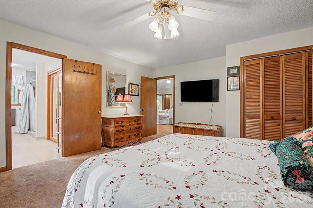 383 Ravenwood Lane, Horse Shoe, NC 28742