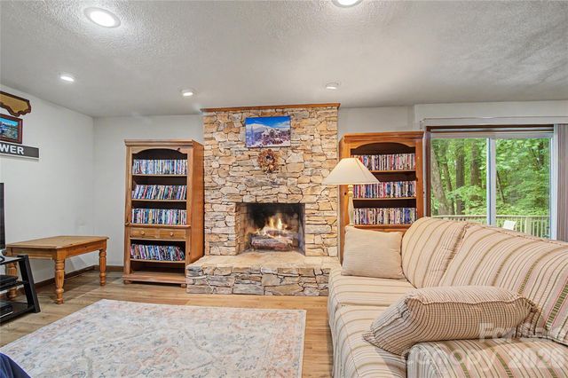 383 Ravenwood Lane, Horse Shoe, NC 28742