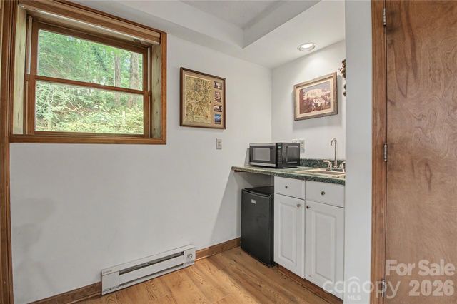 383 Ravenwood Lane, Horse Shoe, NC 28742