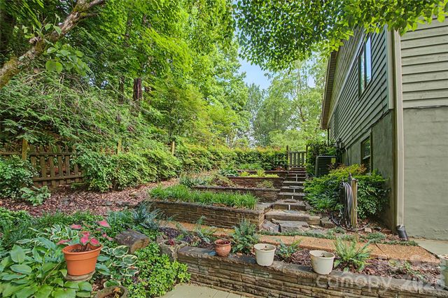 383 Ravenwood Lane, Horse Shoe, NC 28742