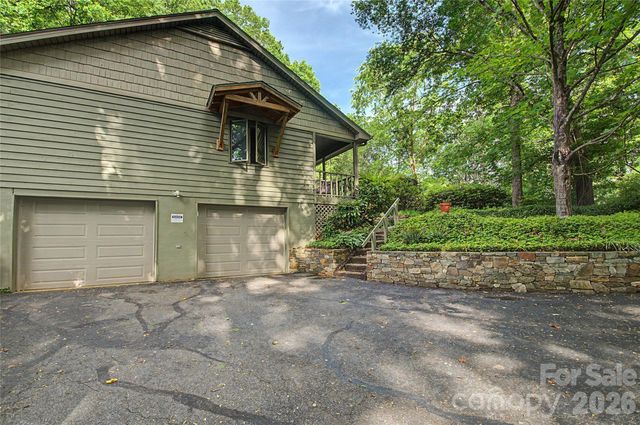 383 Ravenwood Lane, Horse Shoe, NC 28742