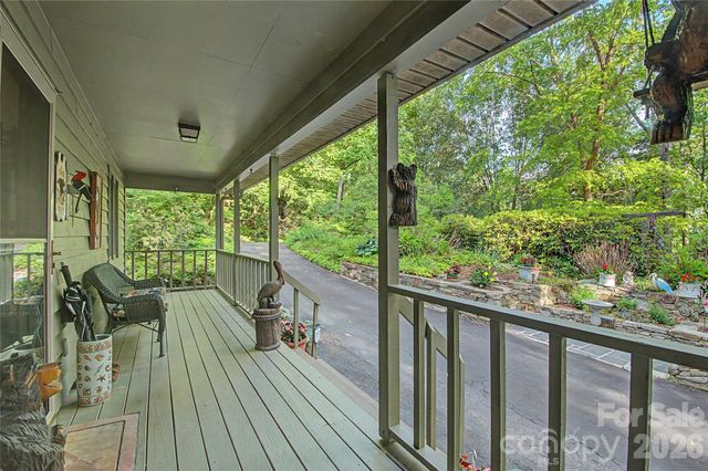 383 Ravenwood Lane, Horse Shoe, NC 28742