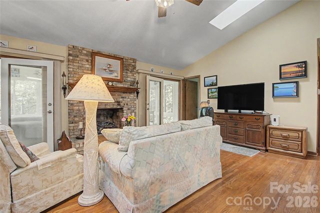 383 Ravenwood Lane, Horse Shoe, NC 28742