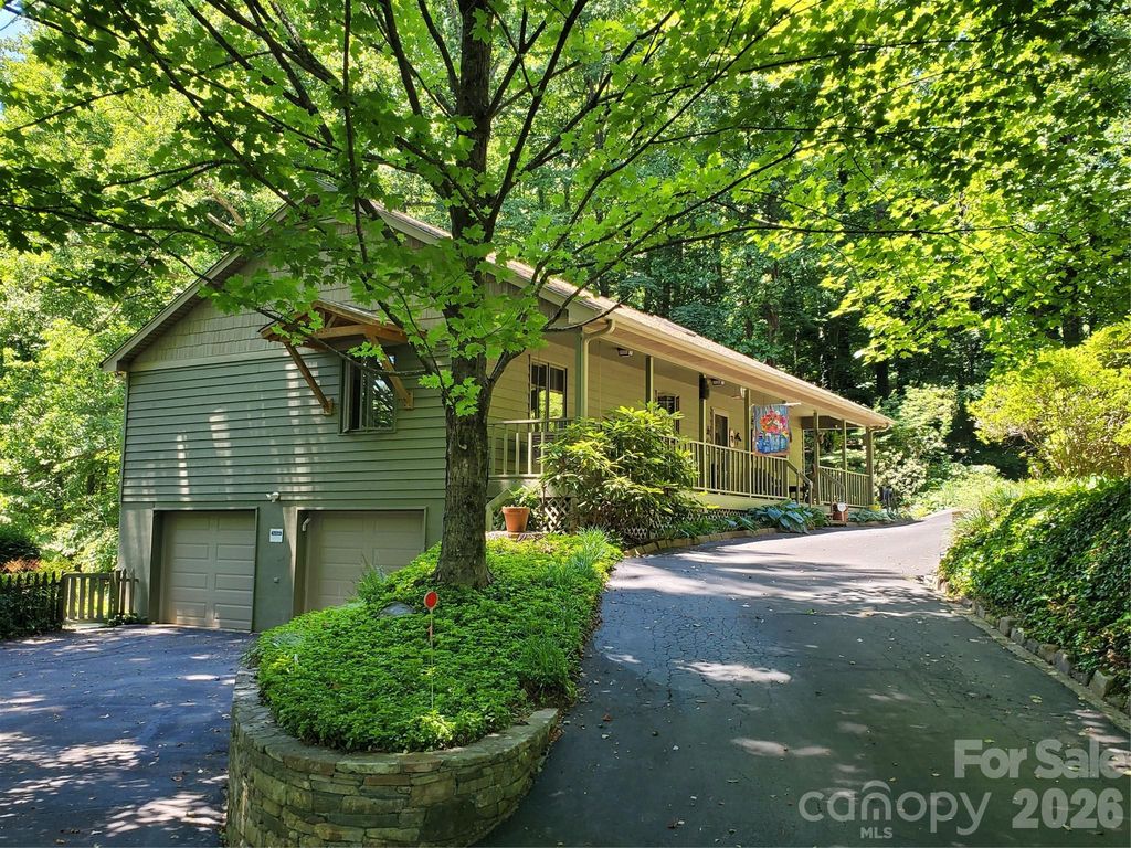 383 Ravenwood Lane, Horse Shoe, NC 28742