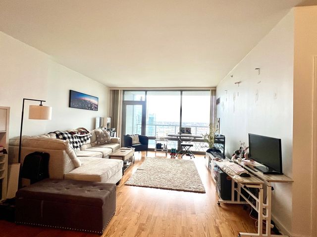 100 E 14TH Street 2108, Chicago, IL 60605