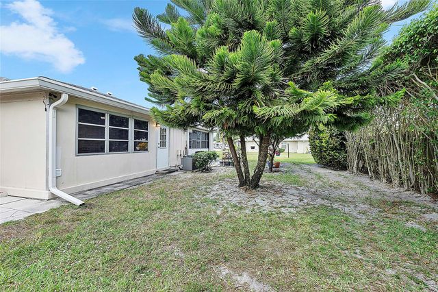 393 Bennington Ln 393, Lake Worth, FL 33467