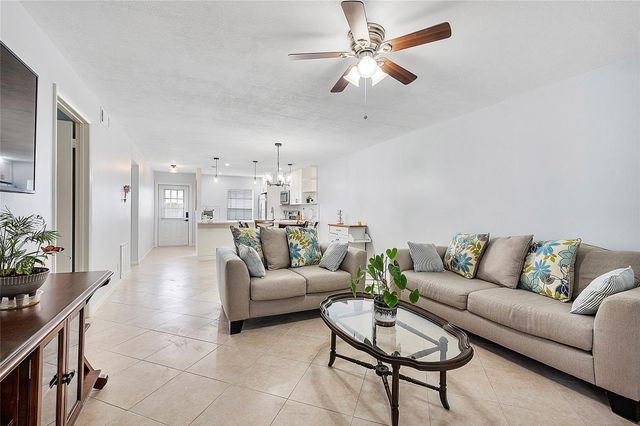 393 Bennington Ln 393, Lake Worth, FL 33467
