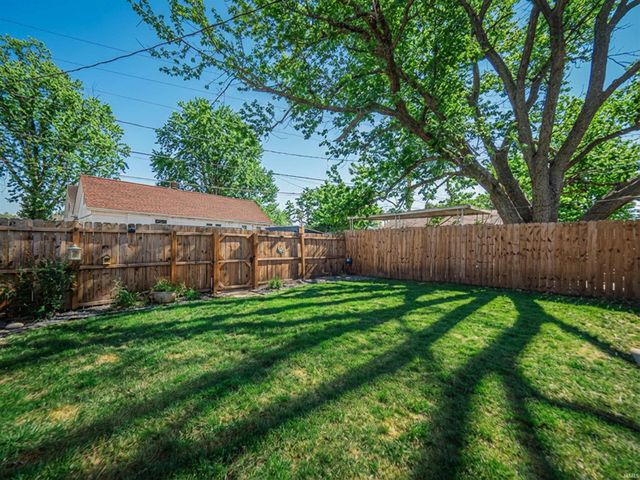 1929 Stringtown Road, Evansville, IN 47711