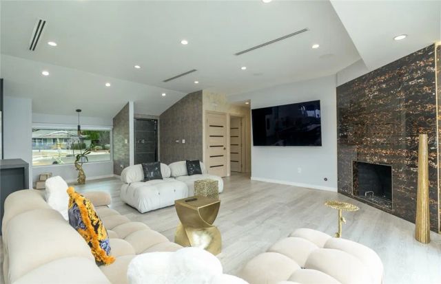16964 Knapp Street, Northridge, CA 91343