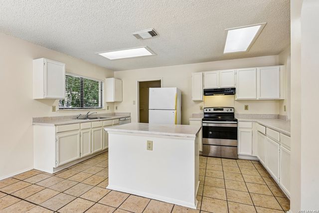 8142 MANDERLY PL, Converse, TX 78109