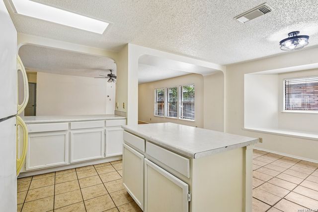 8142 MANDERLY PL, Converse, TX 78109