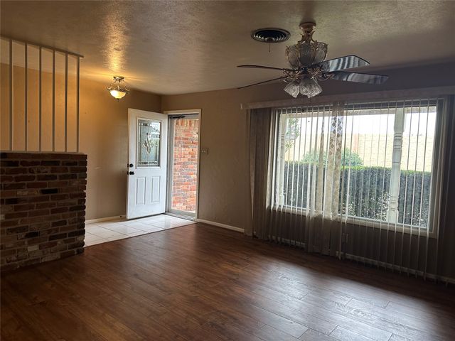 532 Plainview Drive, Hurst, TX 76054