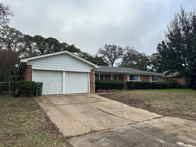 532 Plainview Drive, Hurst, TX 76054