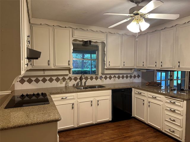 532 Plainview Drive, Hurst, TX 76054