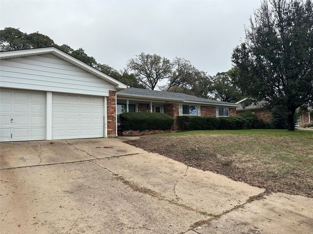 532 Plainview Drive, Hurst, TX 76054