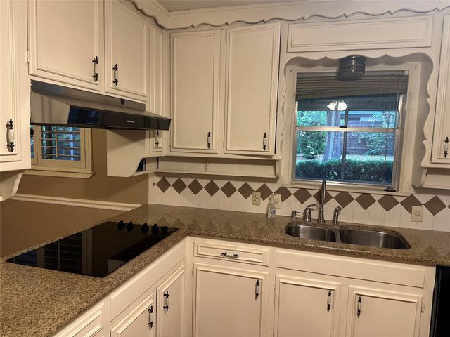 532 Plainview Drive, Hurst, TX 76054