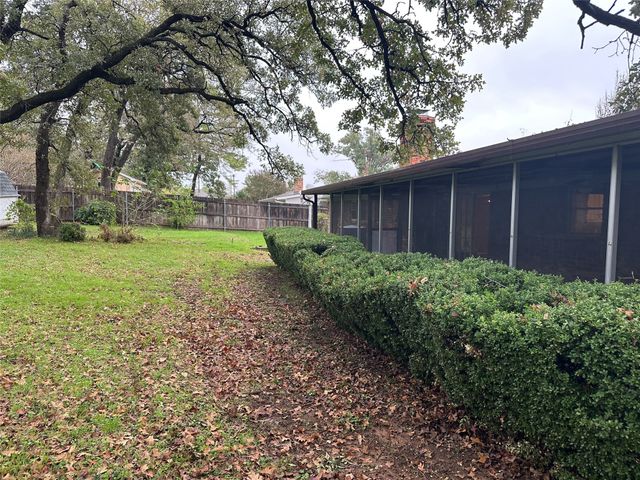 532 Plainview Drive, Hurst, TX 76054