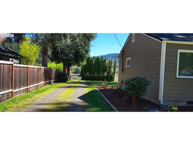 855 S 57TH St, Springfield, OR 97478