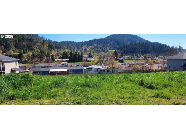 855 S 57TH St, Springfield, OR 97478