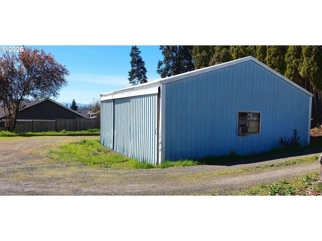 855 S 57TH St, Springfield, OR 97478