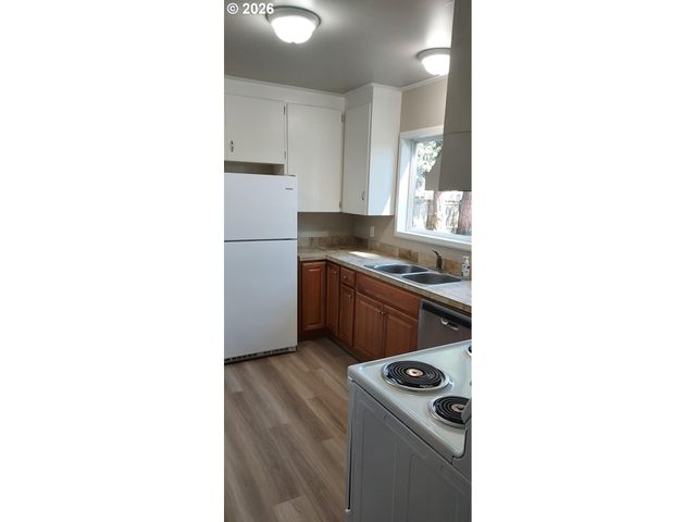 855 S 57TH St, Springfield, OR 97478