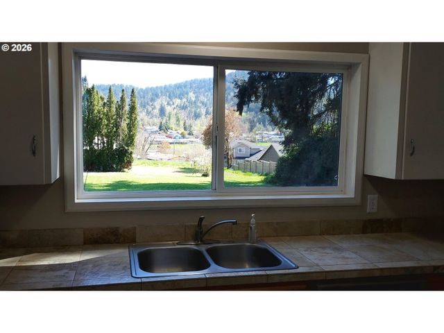 855 S 57TH St, Springfield, OR 97478