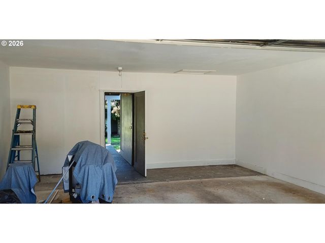 855 S 57TH St, Springfield, OR 97478