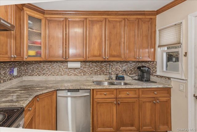 597 Seminole Road, Franklin Square, NY 11010