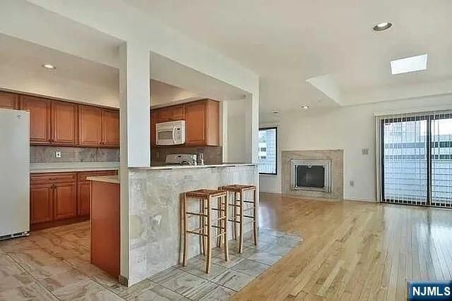 833 TOPSAIL Lane, Secaucus, NJ 07094