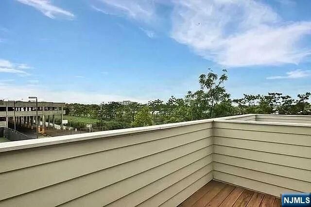 833 TOPSAIL Lane, Secaucus, NJ 07094