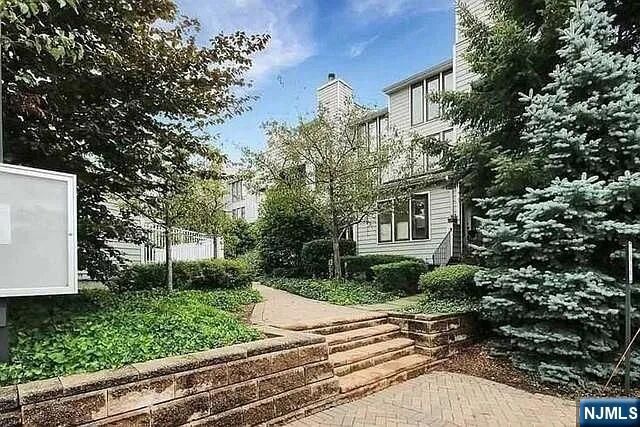 833 TOPSAIL Lane, Secaucus, NJ 07094